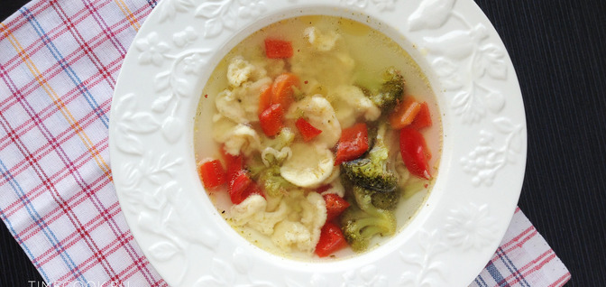 Куриный суп с овощами и клецками в мультиварке