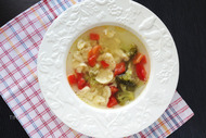 Куриный суп с овощами и клецками в мультиварке