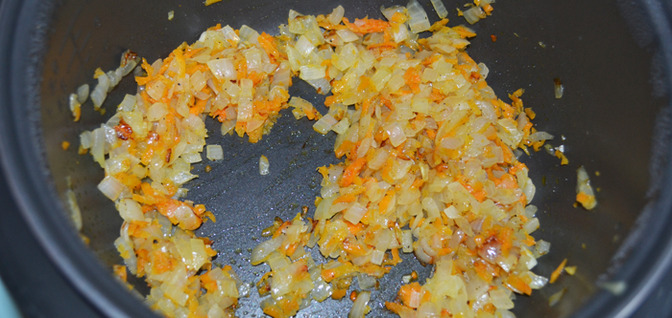 Кальмары с луком и морковью в мультиварке